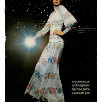 1972 GRAZIA Un due pezzi da gran sera in lurex argento stampato a fiori